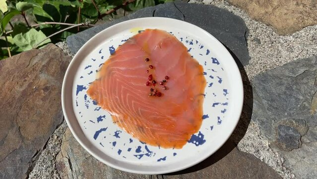 Tranche de saumon fum&eacute;e sur une assiette