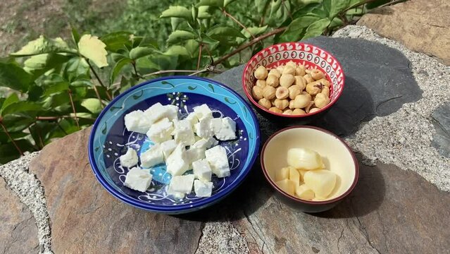 Feta, ail et noisettes dans des bols