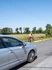 vélo et piste cyclable en bord de route avec voiture, danger de circulation, sécurité routière