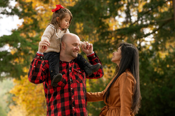 Obraz premium A functional multi ethnic family, spending precious time together outdoors