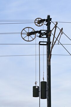 Sistemas de compensaci&oacute;n de tensi&oacute;n mec&aacute;nica en las estructuras, contrapesos, cable, poleas y engranajes de metal de catenaria o de l&iacute;nea a&eacute;rea en tren