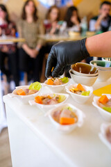 cocinero preparando ceviche para clientes