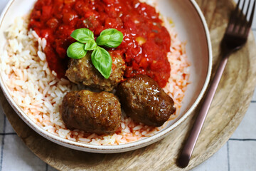 Rice with meatballs and tomato sauce.