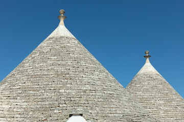 Dächer von zwei Trullo in Apulien, Italien