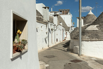 Gasse mit Trullo Häusern in Apulien, Italien