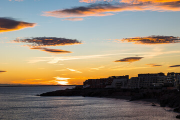 Ciel rougeoyant au coucher du soleil sur la Cirque de l'Anau et la Mer Méditerranée à Sète