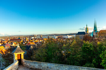 Fototapeta premium Stadtbummel durch die Landeshauptstadt Erfurt an einem sonnigen Herbsttag - Thüringen - Deutschland