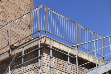 A steel railing installed on the terrace of a gray brick building.
Balustrada stalowa zamontowana...
