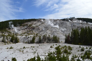 Fototapeta na wymiar Yellowstone mountain