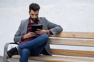 Chico joven trabajando con su tablet