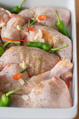 Rohe Hähnchen Fleisch Schenkeln gewürzt