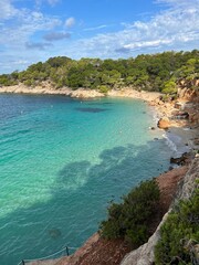Ibiza, vistas a Cala Saladeta desde la montaña. Camino hacia Cala Saladeta, playa de agua turquesa y cristalina.
