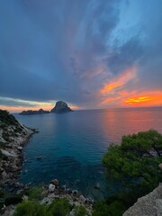 Precioso atardecer en Es Vedrà, Ibiza. Puesta de sol en el mar de las Islas Baleares. 