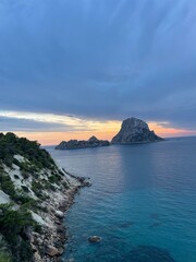 Precioso atardecer en Es Vedrà, Ibiza. Puesta de sol en el mar de las Islas Baleares. 