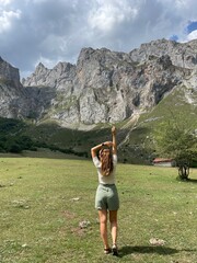 Chica joven frente a un precioso paisaje de montaña, Picos de Europa.