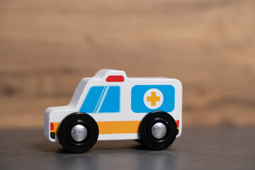 petite voiture ambulance en bois jouet pour enfant