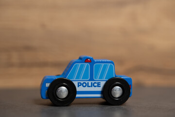 Fototapeta na wymiar petite voiture de police bleue en bois jouet pour enfant