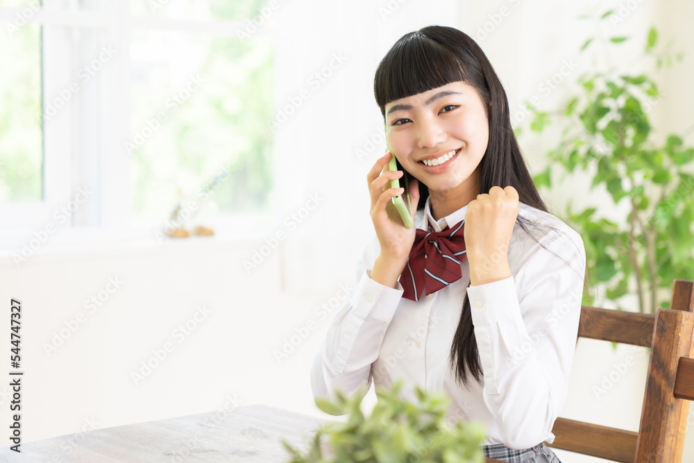 Wall mural 女子学生　電話　制服