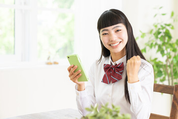 女子学生　スマホ　制服