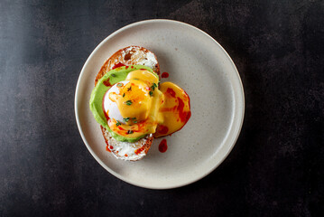 fried eggs with herbs on tost
