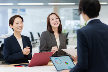 スタンディングでミーティングをするビジネスウーマン