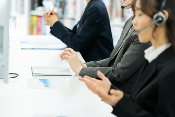 話をするオペレーター