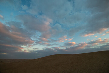 Fototapeta na wymiar Sunset in the middle of the Arabian desert