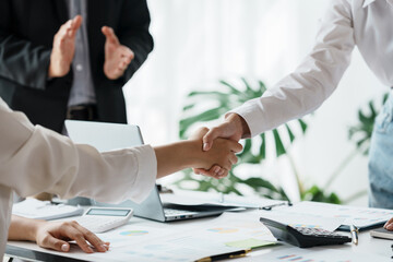 Business success. Businesspeople shake hands to confirm agreements to do business together and invest in companies to collect capital to expand new companies. - obrazy, fototapety, plakaty