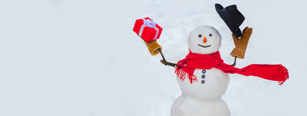 Snowman with shopping bag and Christmas gift. New year gift. New Year banner. Snow man for sale. Snowman gifting gift.