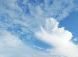 Obraz premium Beautiful fluffy cumulus clouds in the blue sky perfect background of blue sky and white clouds