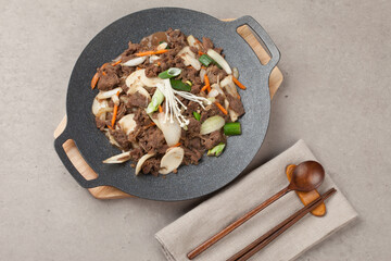 Bulgogi, beef, meal, meat, broth, food, food ingredients, vegetables, Korean food, soy sauce, garlic, mushrooms, stir-fry, seasoning, cooking, carrot, onion,불고기,소고기,식사,육류,육수,음식,음식재료,채소,한식,간장,마늘,버섯,볶음,