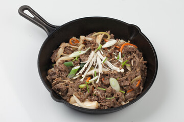 Bulgogi, beef, meal, meat, broth, food, food ingredients, vegetables, Korean food, soy sauce, garlic, mushrooms, stir-fry, seasoning, cooking, carrot, onion,불고기,소고기,식사,육류,육수,음식,음식재료,채소,한식,간장,마늘,버섯,볶음,