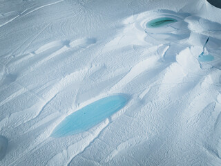 Texturas y grietas sobre la superficie de un icebrerg 