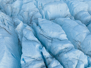 Texturas y grietas sobre la superficie de un icebrerg 