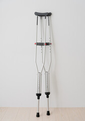 壁にかかった松葉杖　医療イメージ