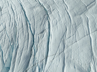 Icebergs flotando sobre el mar desde punto de vista aéreo.