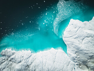 Icebergs flotando sobre el mar desde punto de vista aéreo.