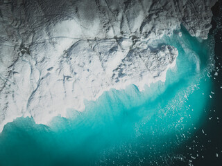 Icebergs flotando sobre el mar desde punto de vista aéreo.