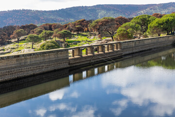 Fototapeta na wymiar Dam at Becedas river in Avila. Spain