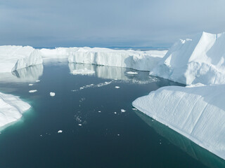 icebergs flotando sobre el agua desde punto de vista aéreo