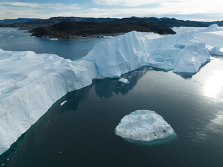 icebergs flotando sobre el agua desde punto de vista aéreo