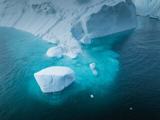 icebergs flotando sobre el agua desde punto de vista aéreo © Néstor Rodan