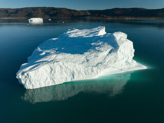 icebergs flotando sobre el agua desde punto de vista aéreo
