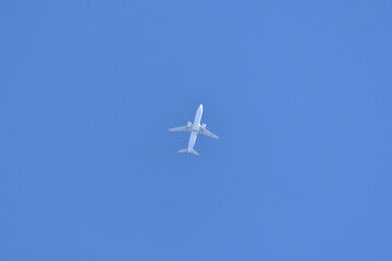 青空を飛ぶジェット機