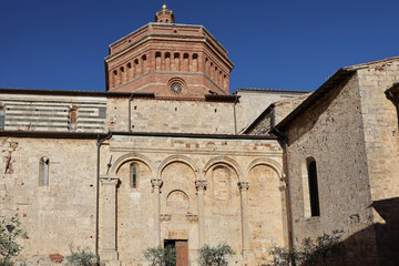 Obraz premium View at the Cathedral of Saint Cerbonius with Bell tower at the Garibaldi place in Massa Marittima. Italy
