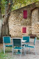 un salon de jardin bleu. Des chaises et une table à l'extérieur dans un jardin. Un lieu de repos....