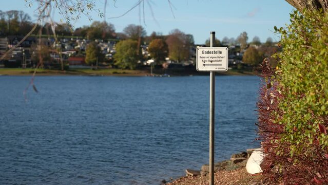 Badestelle Schild mit See im Hintergrund - Bevertalsperre K&auml;fernberg H&uuml;ckeswagen