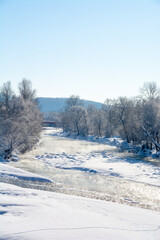 冬の寒い朝の川岸
