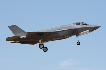 Avión de combate de quinta generación aterrizando F-35