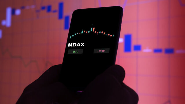 投資家が携帯電話で mdax ETF を分析している MDAX .
